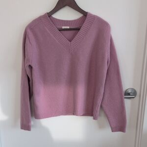 Chic Wool Cropped Lavender V-Neck Sweater
